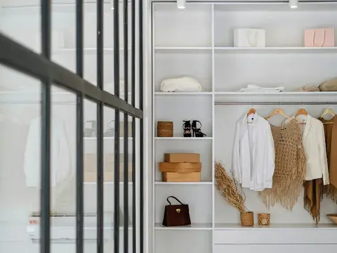 Weißer Einbauschrank hinter einer Glaswand